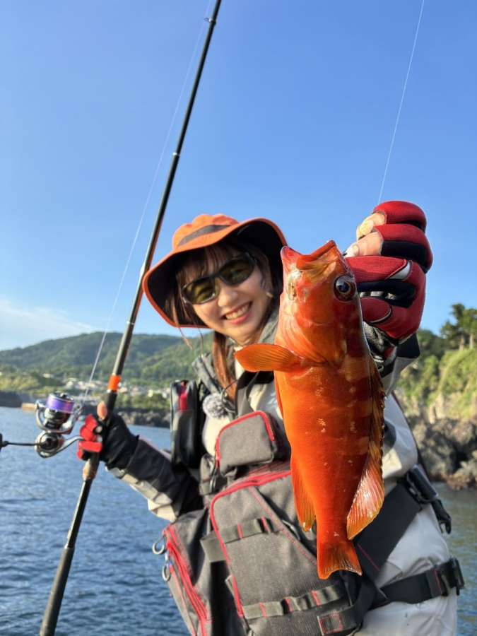 ハイパーマエウチゲームを楽しむ筆者＝６月８日、東京都の伊豆大島