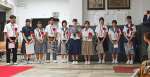 平和学習派遣事業の報告をする中学生＝１１日、鹿児島市の市中央公民館