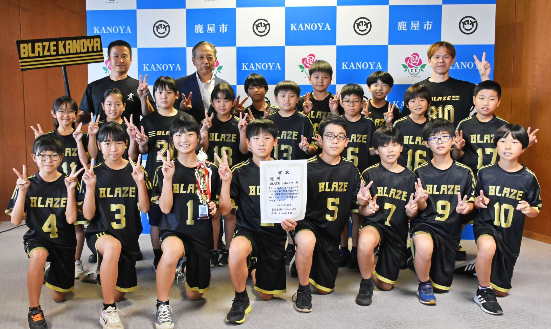全国大会に出場するＢＬＡＺＥ　ＫＡＮＯＹＡのメンバーら＝鹿屋市役所