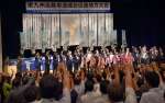 大会決議を採択し、がんばろう三唱をする参加者＝霧島市の国分ハウジングホール