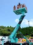 高所作業車から眺めを楽しむ子どもたち＝日置市伊集院総合運動公園