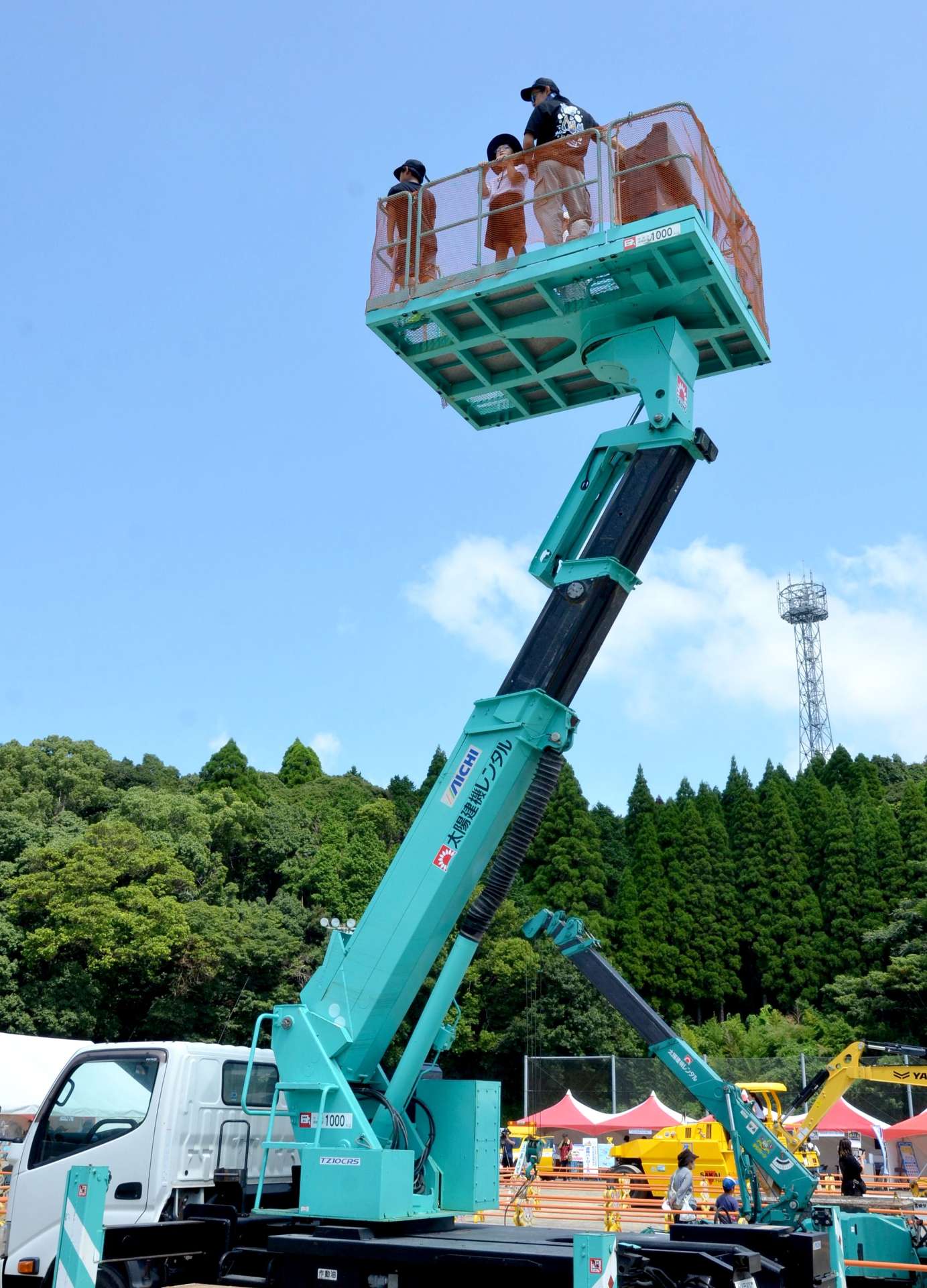 高所作業車から眺めを楽しむ子どもたち＝日置市伊集院総合運動公園
