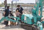 重機を操作する子どもたち＝日置市伊集院総合運動公園