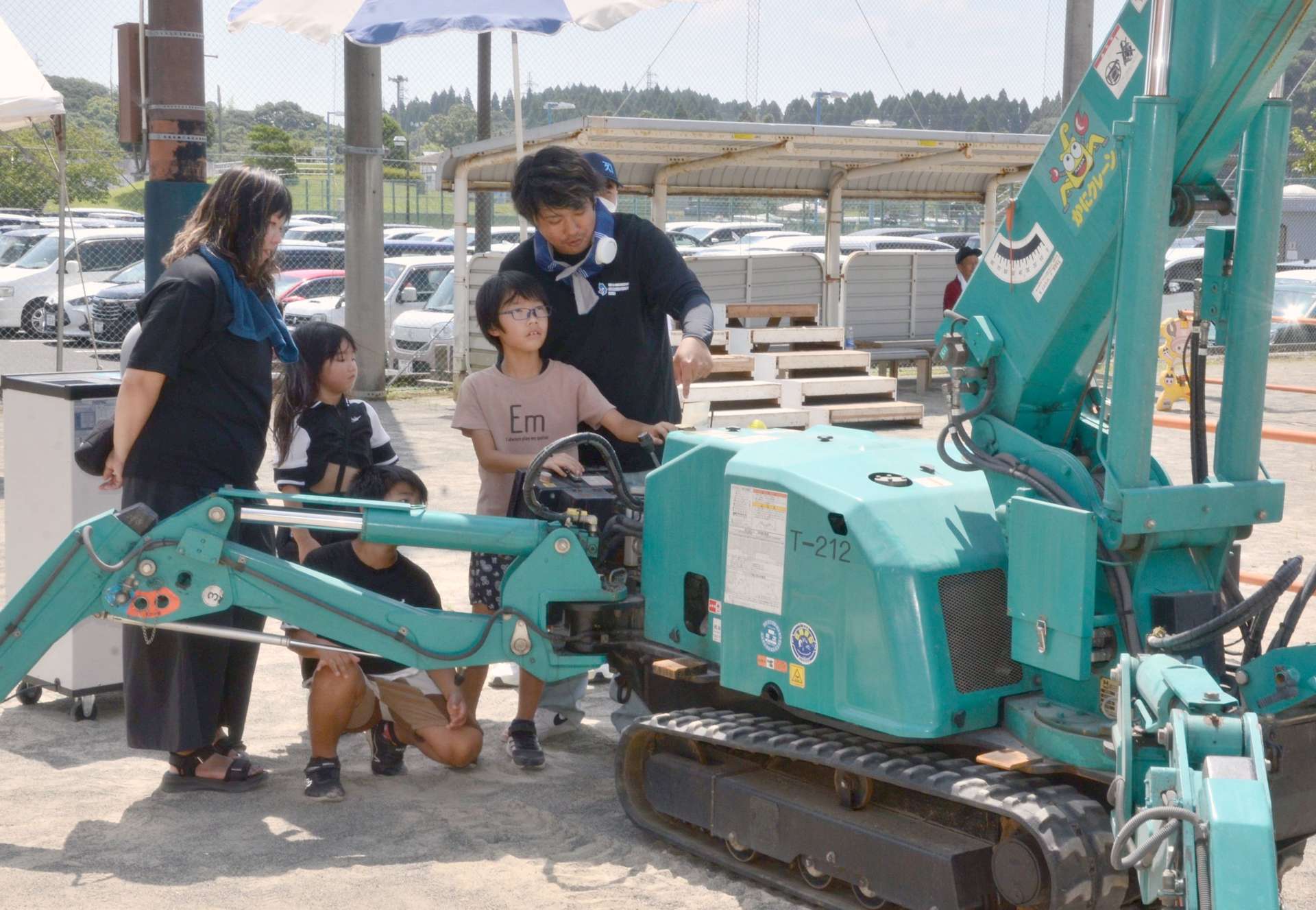 重機を操作する子どもたち＝日置市伊集院総合運動公園