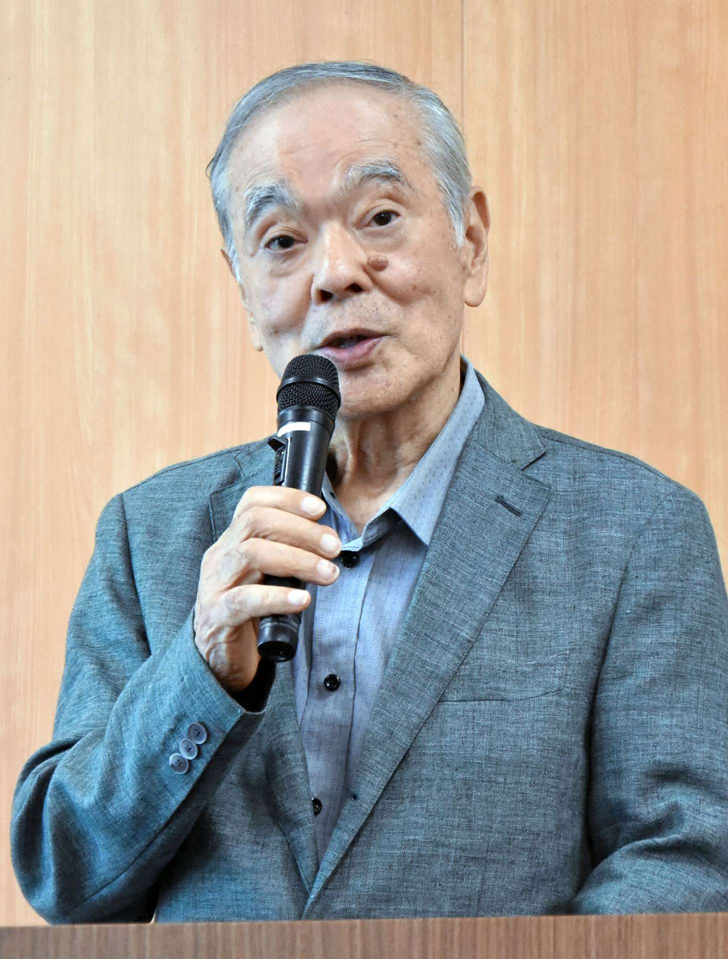 出発式であいさつする吉見文一さん＝１４日、霧島市の鹿児島空港