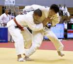 男子６６キロ級個人２回戦、足技から投げ技に持ち込む川内商工の西ノ原（右）＝ジップアリーナ岡山