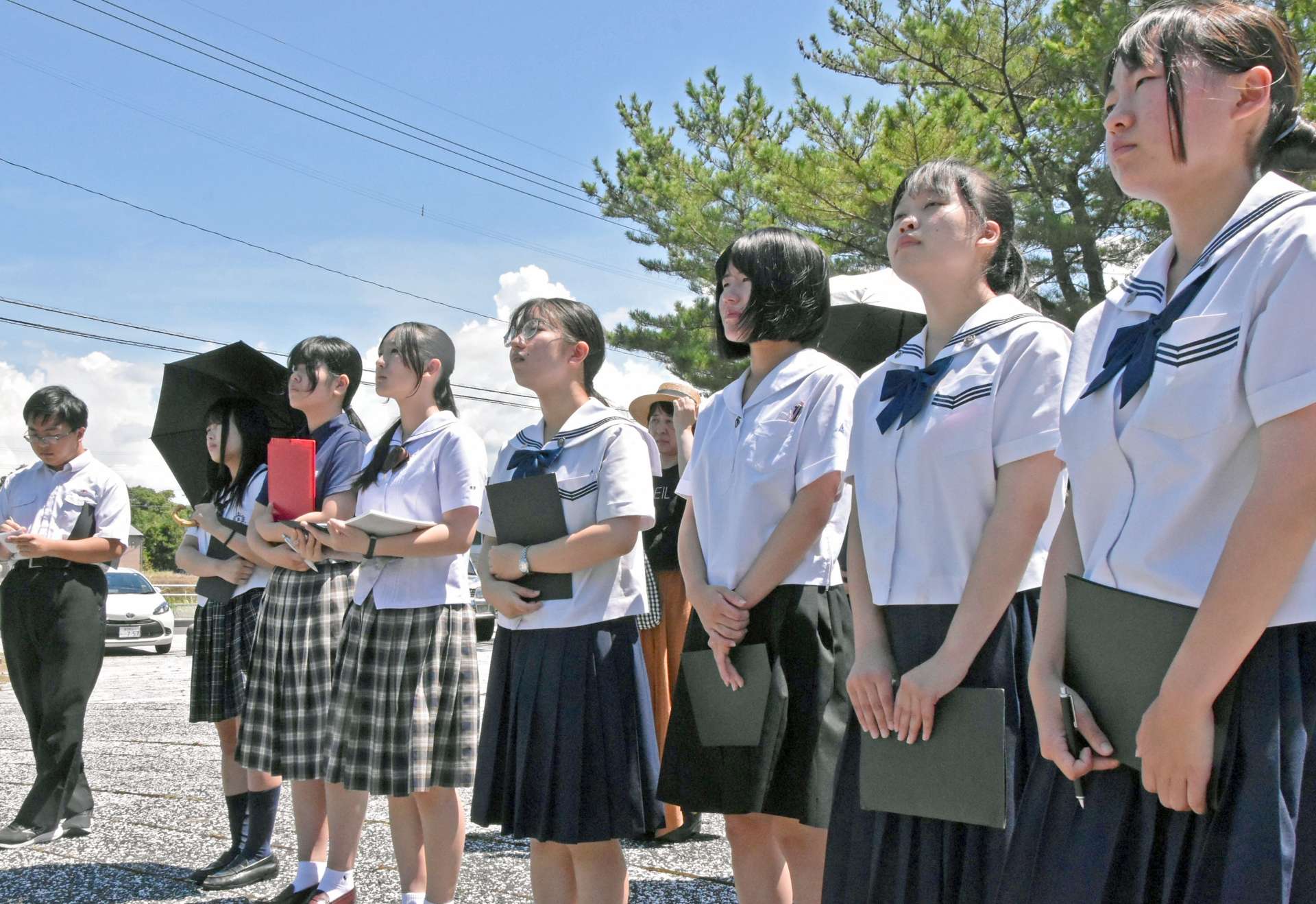 特攻隊員の手紙朗読を前に学芸員の説明を聞く高校生＝１４日、南さつま市の万世特攻平和祈念館