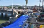 日ごろ交通量の多い国道１０号が通る網掛橋。たもとの護岸が崩れ、通行止めになっている＝１４日、姶良市加治木