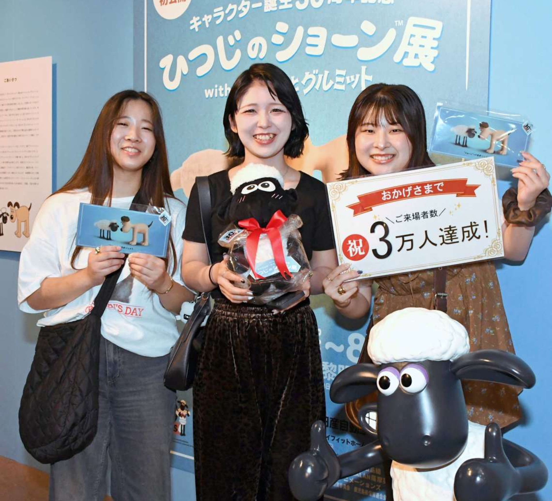 来場３万人目の織田希海さん（中央）＝１４日、鹿児島市の黎明館