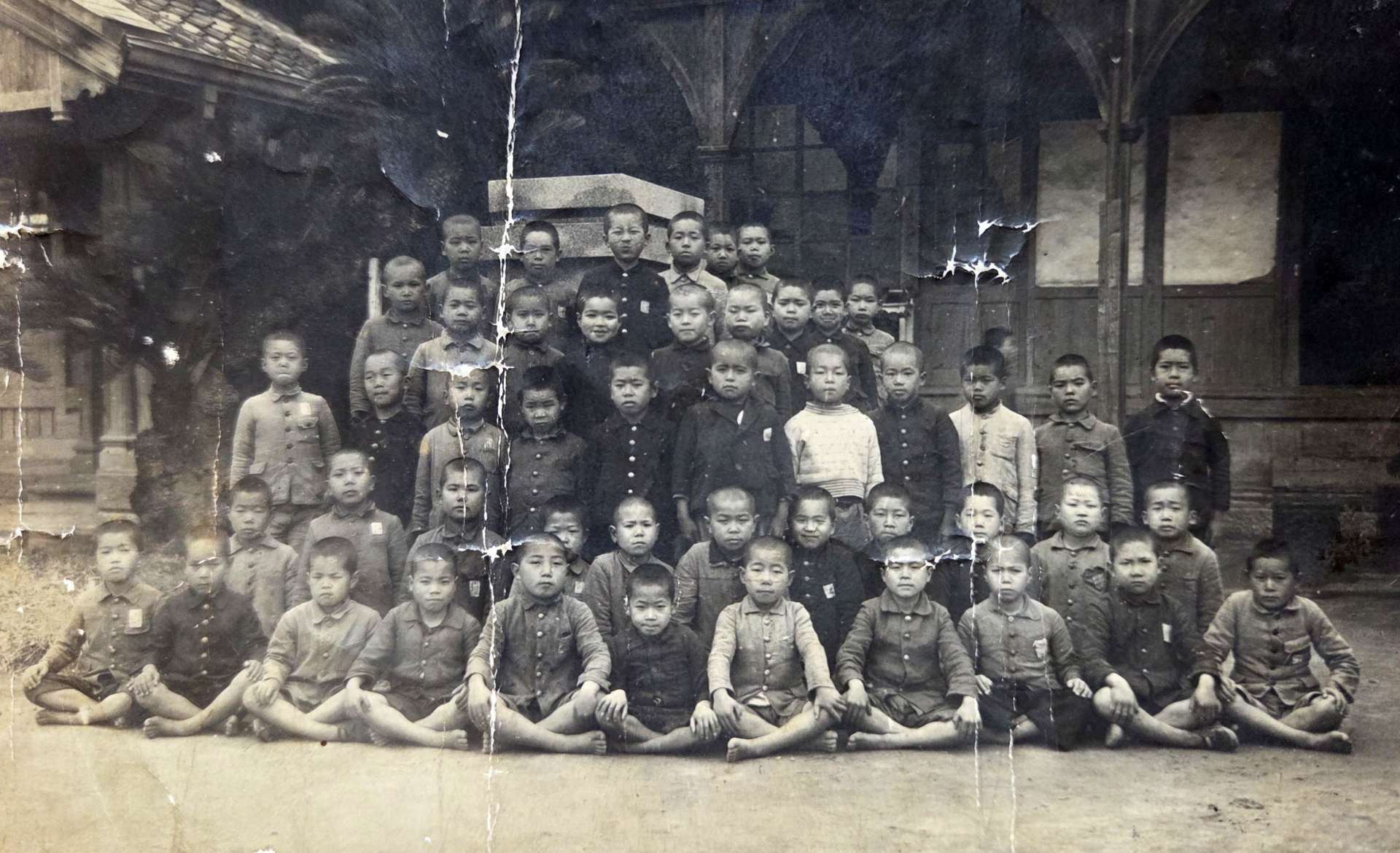　出水国民学校４年生の集合写真で笑顔の平元隆さん（後から２列目の左から４人目）＝１９４４【預Ｓ注意】（昭和１９）【預Ｅ注意】年