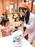 風力発電装置を試す参加者ら＝薩摩川内市のセンノオト