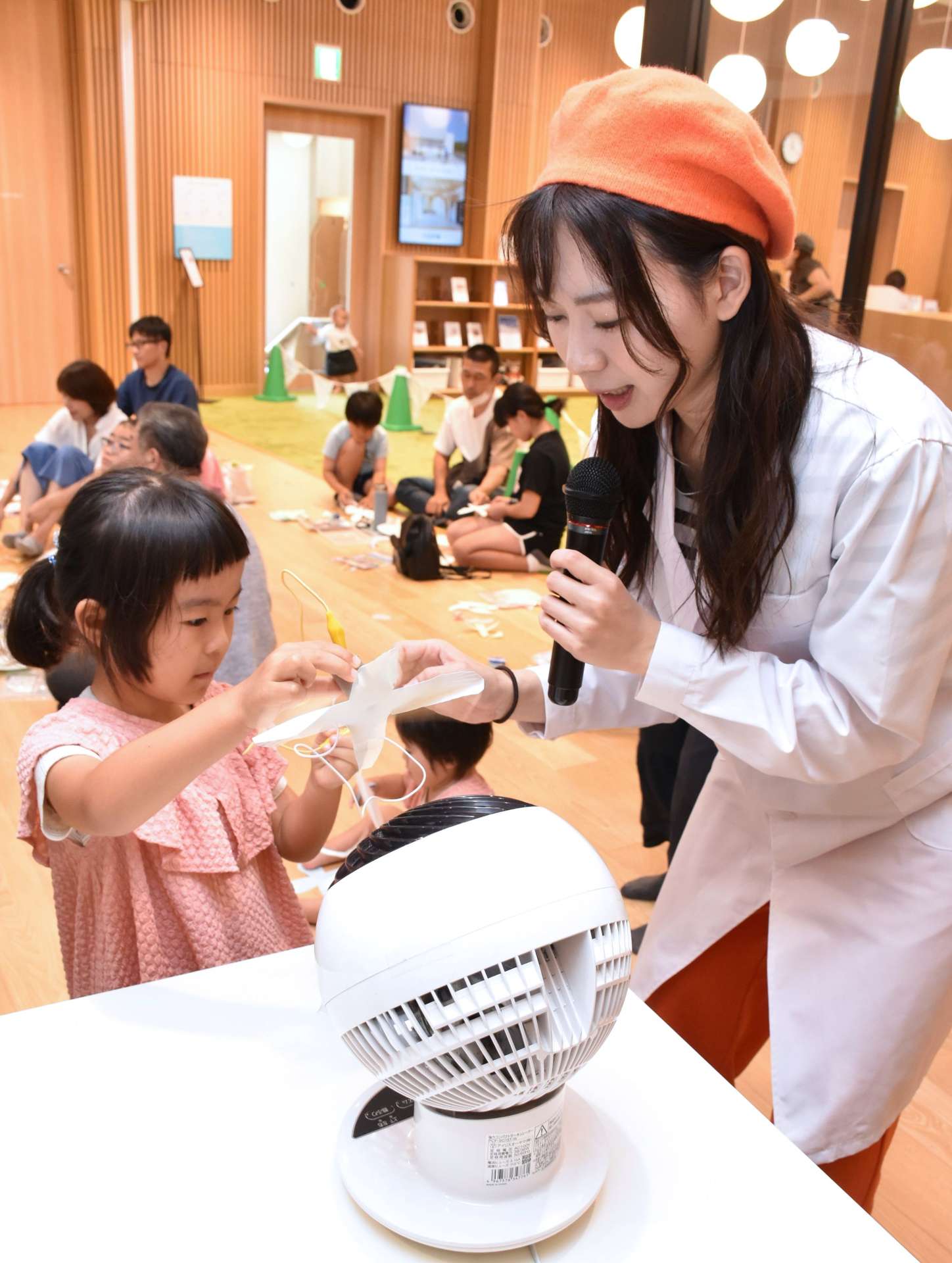 風力発電装置を試す参加者ら＝薩摩川内市のセンノオト