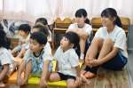 保育士の職場を体験する中学生＝奄美市の金久保育所