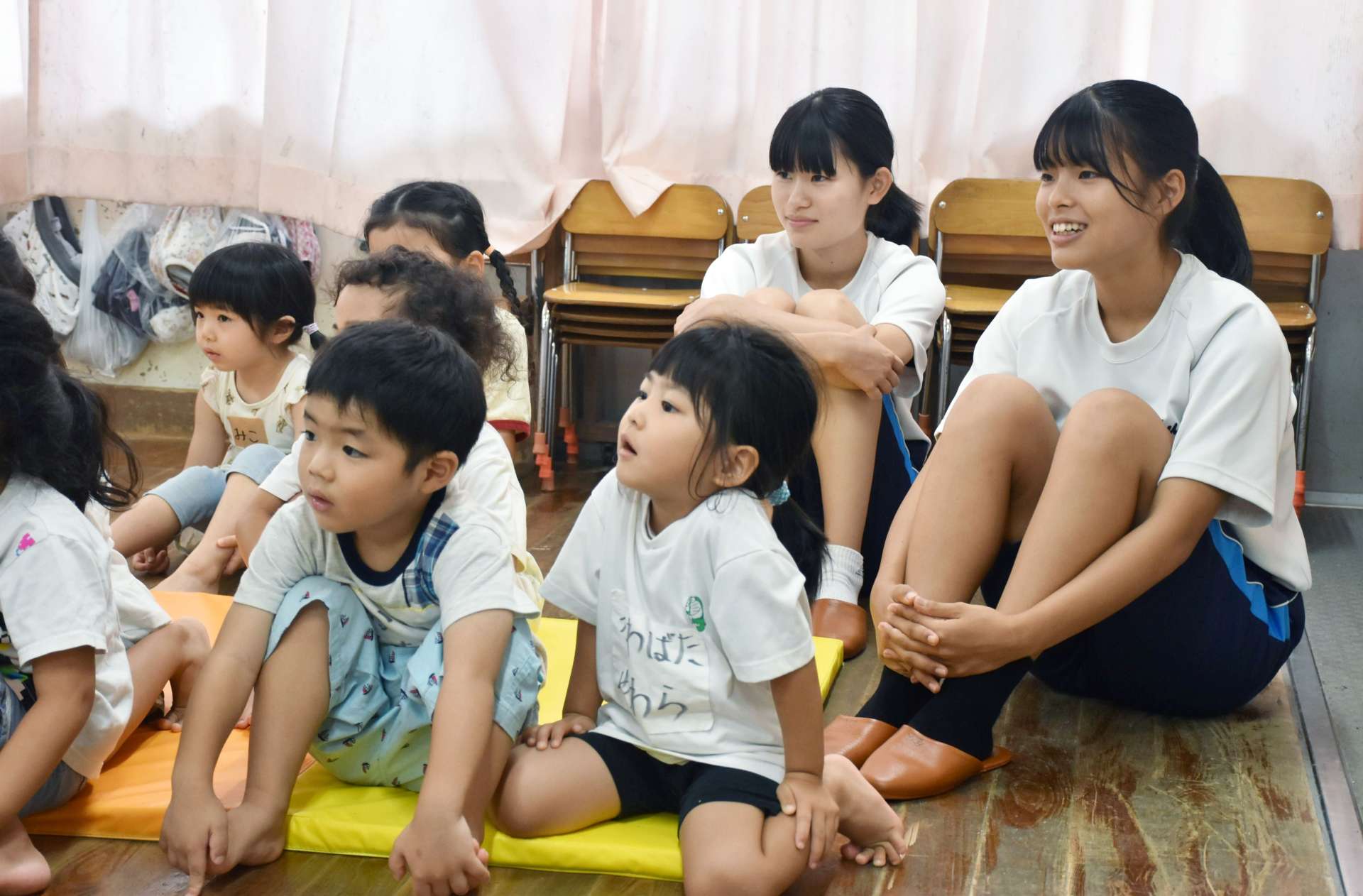 保育士の職場を体験する中学生＝奄美市の金久保育所
