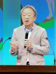 記念講演する池上彰さん＝１５日、南九州市の知覧文化会館
