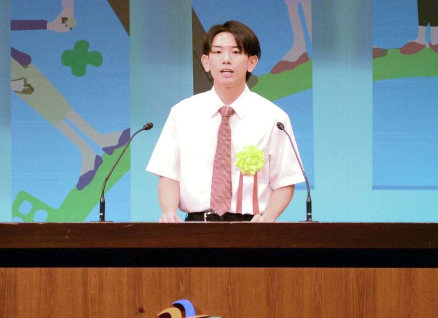 高校生の部で最優秀賞に輝いた小西琉偉さん＝１５日、南九州市の知覧文化会館