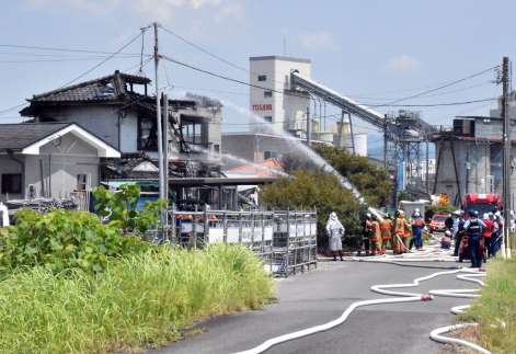 〈現場写真〉消火活動する消防隊員ら＝１５日午後０時２５分ごろ、霧島市国分広瀬１丁目