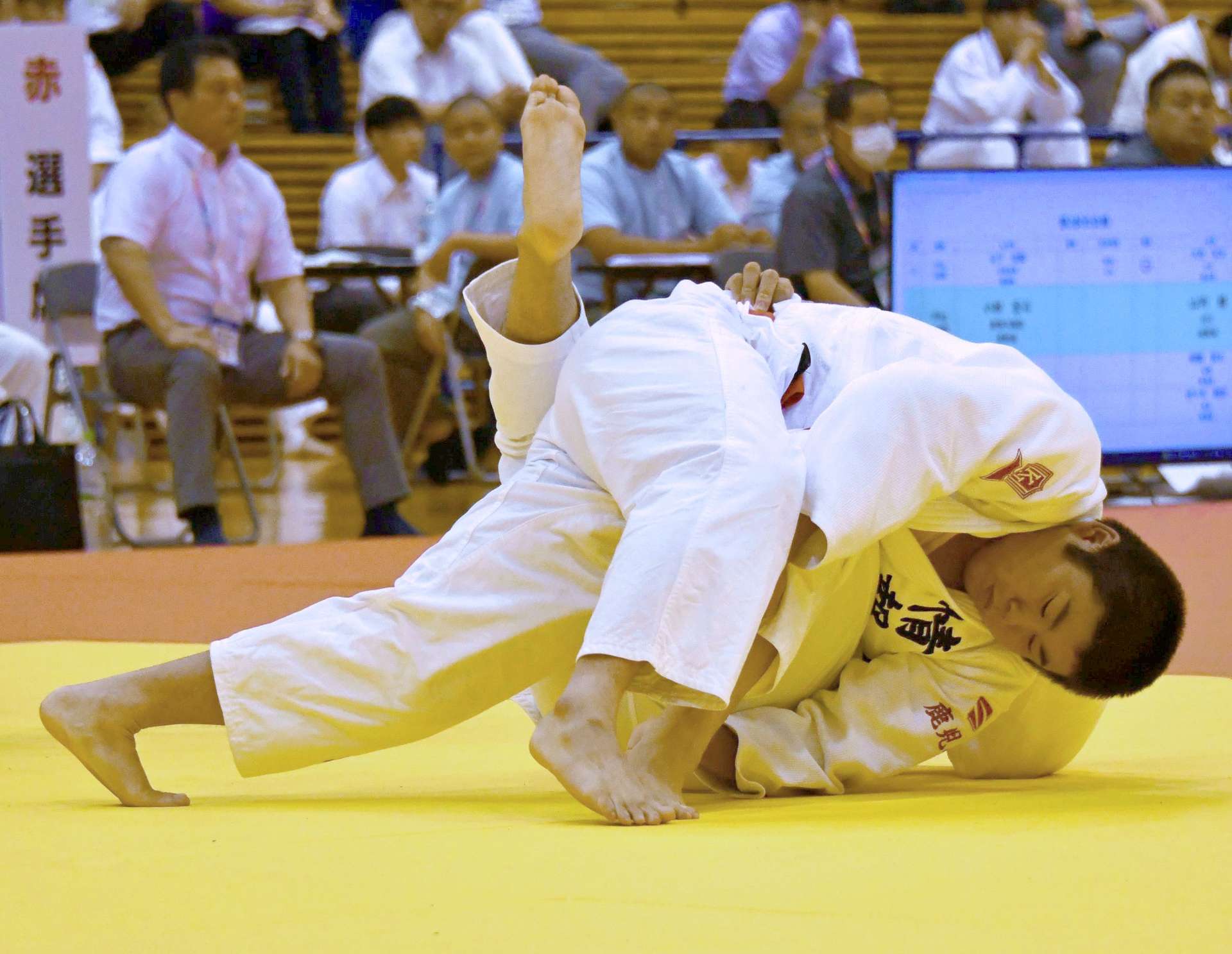 男子個人１００キロ級２回戦、相手を抑え込む鹿情報の清水＝ジップアリーナ岡山