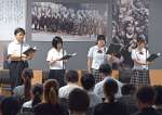 特攻隊員の遺書を朗読する高校生＝１５日、南さつま市の万世特攻平和祈念館