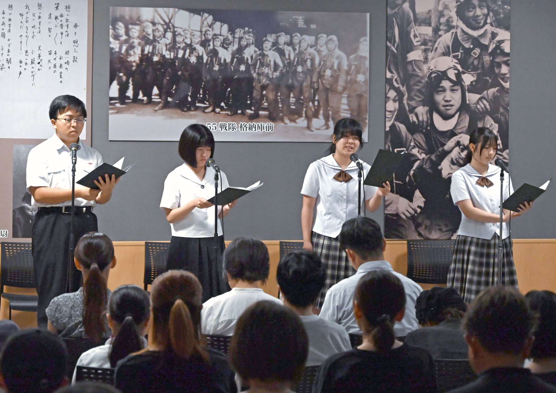 特攻隊員の遺書を朗読する高校生＝１５日、南さつま市の万世特攻平和祈念館
