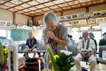 照光寺の追悼式で手を合わせる住民＝１５日午後、湧水町幸田