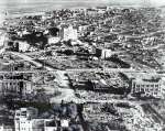 〈関連〉１９４５年１１月、鹿児島大空襲で焼け野原になった鹿児島市街地。右端が県教育会館。中央の高層ビルが山形屋で、左は中央公民館（平岡正三郎さん撮影）