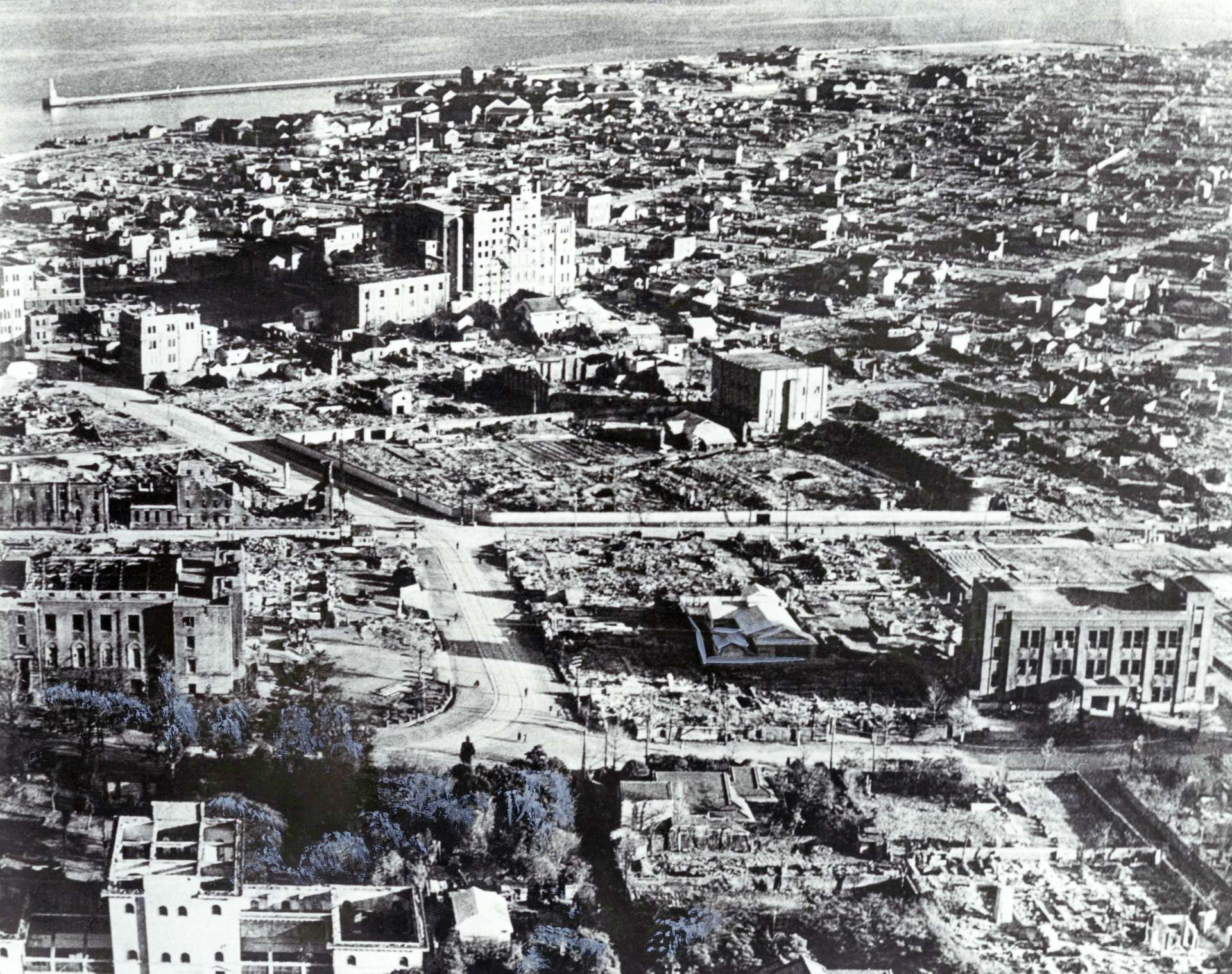 〈関連〉１９４５年１１月、鹿児島大空襲で焼け野原になった鹿児島市街地。右端が県教育会館。中央の高層ビルが山形屋で、左は中央公民館（平岡正三郎さん撮影）