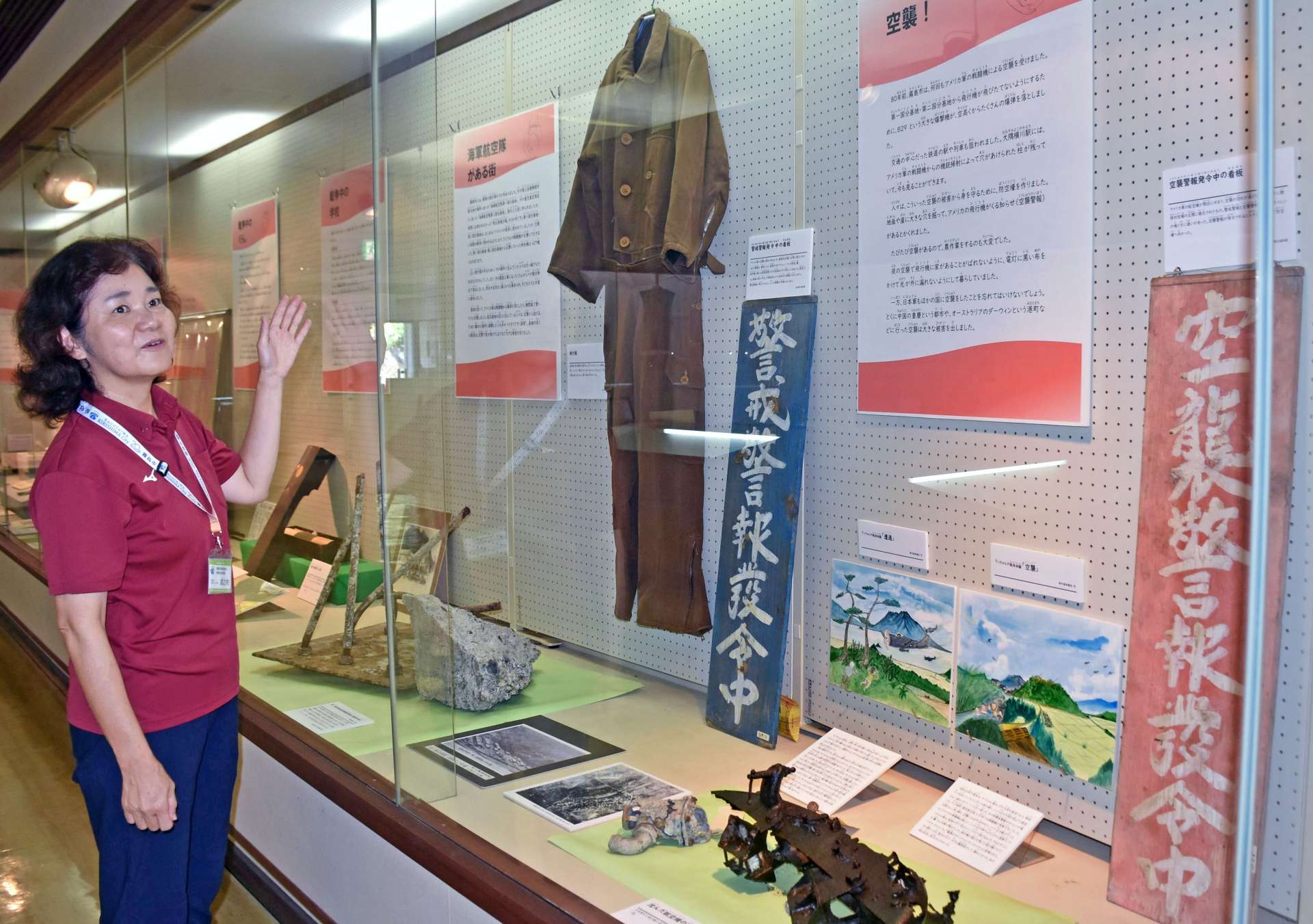 展示された飛行服について解説する市教育委員会の堀之内清子さん＝１３日、霧島市国分上小川の国分郷土館