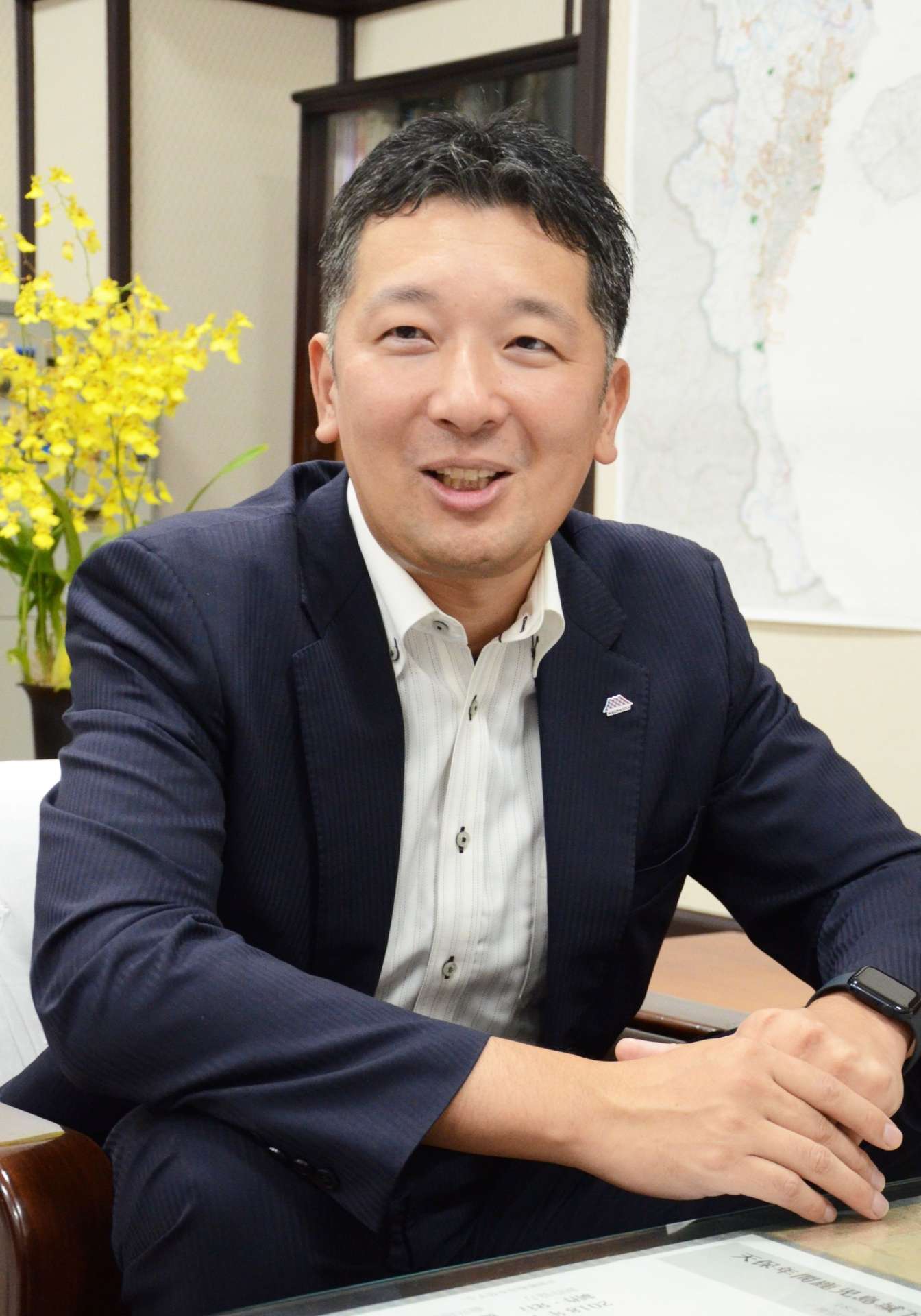 「地域の人との縁が地方勤務の醍醐味」と語る中西則文副市長＝鹿児島市役所