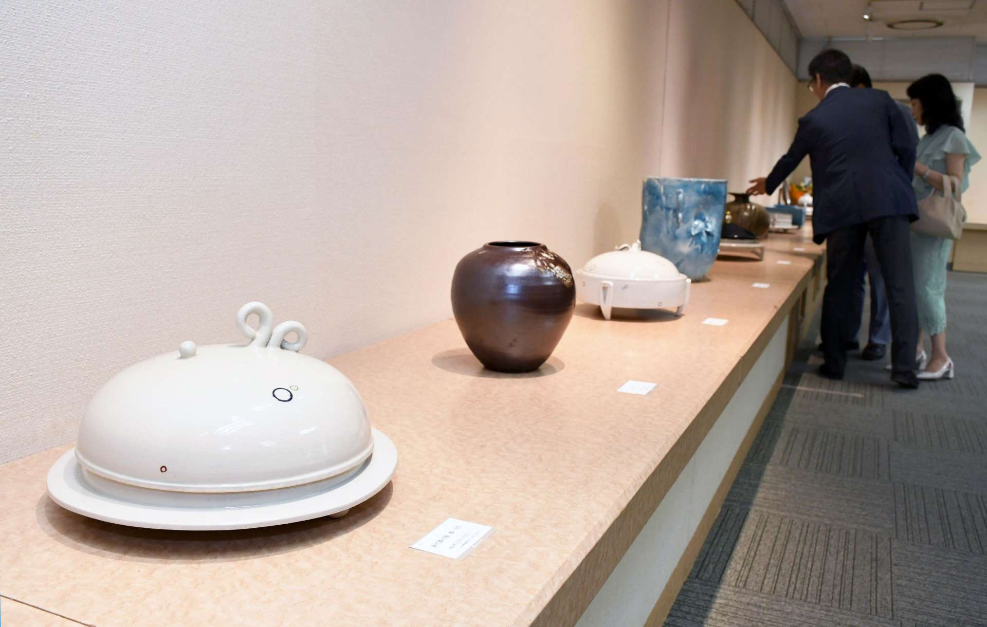有山長佑さんの格調ある作品が並ぶ会場＝鹿児島市の山形屋画廊