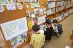 歴史の本に見入る子どもたち＝鹿児島市の県立図書館