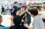 九州新幹線の改札口前で別れを惜しむＵターン客＝１６日午前、鹿児島市のＪＲ鹿児島中央駅