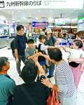 九州新幹線の改札口前で別れを惜しむＵターン客＝１６日午前、鹿児島市のＪＲ鹿児島中央駅