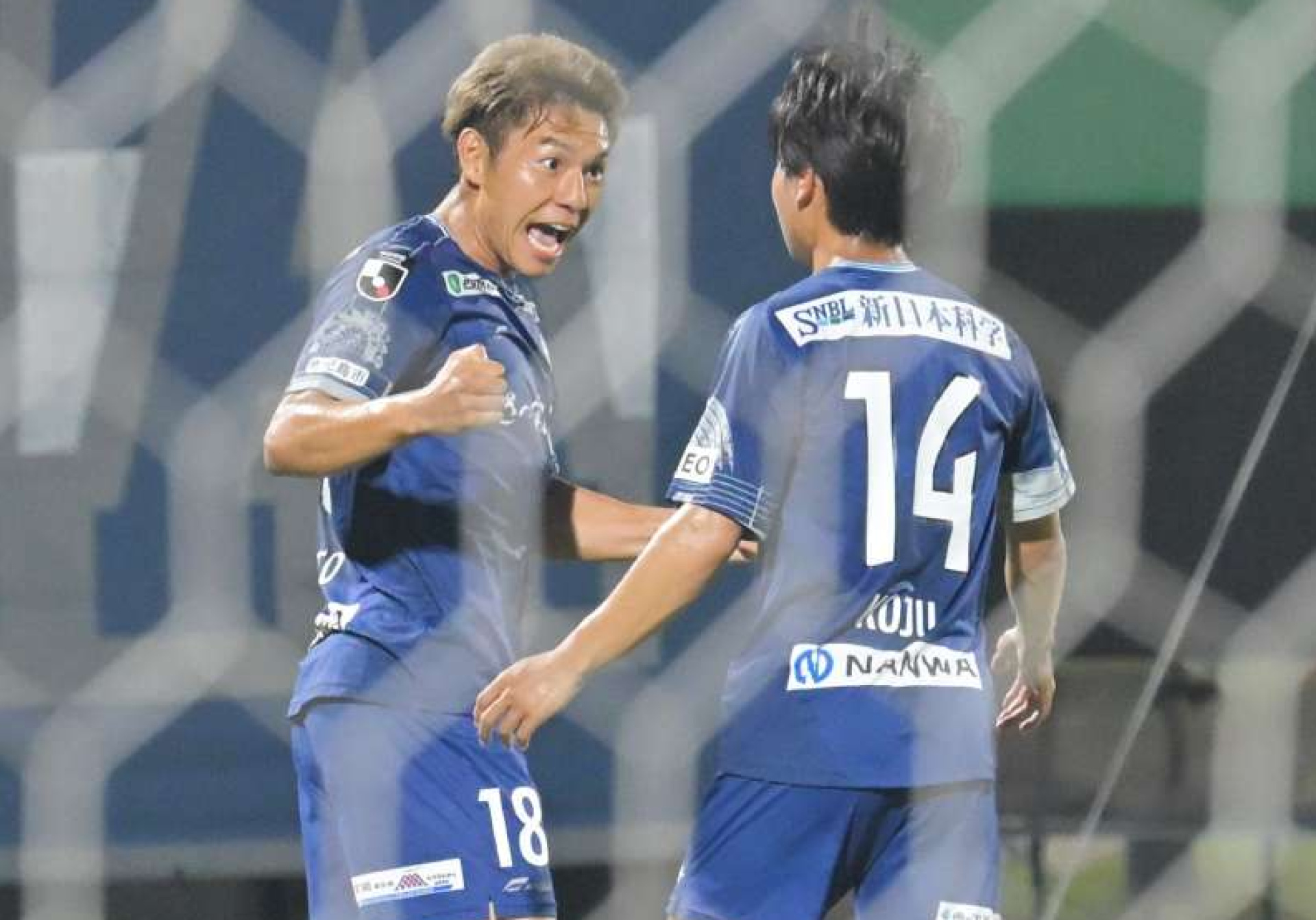 先制ゴールを決め喜ぶ鹿児島Ｕの河村（１８）＝鹿児島市の白波スタジアム