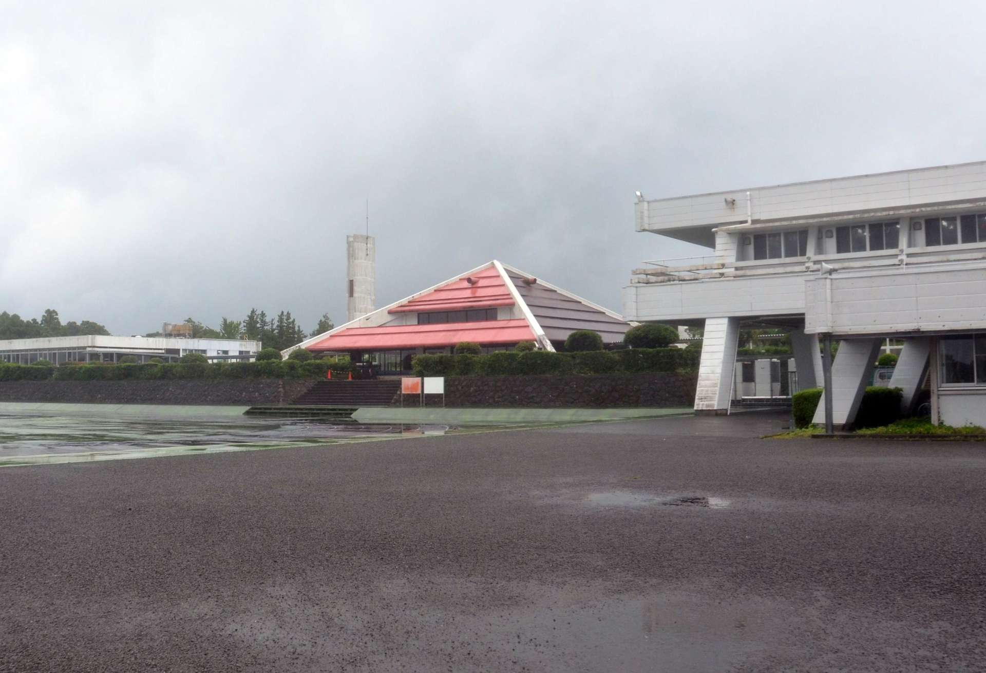 ２０２８年３月に廃止されることが決まった県立青少年研修センター＝鹿児島市宮之浦