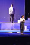 熱演する劇団いぶきのメンバーら＝南九州市の知覧文化会館
