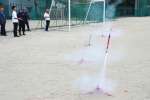 自作したモデルロケットの打ち上げ＝鹿児島市の甲南高校