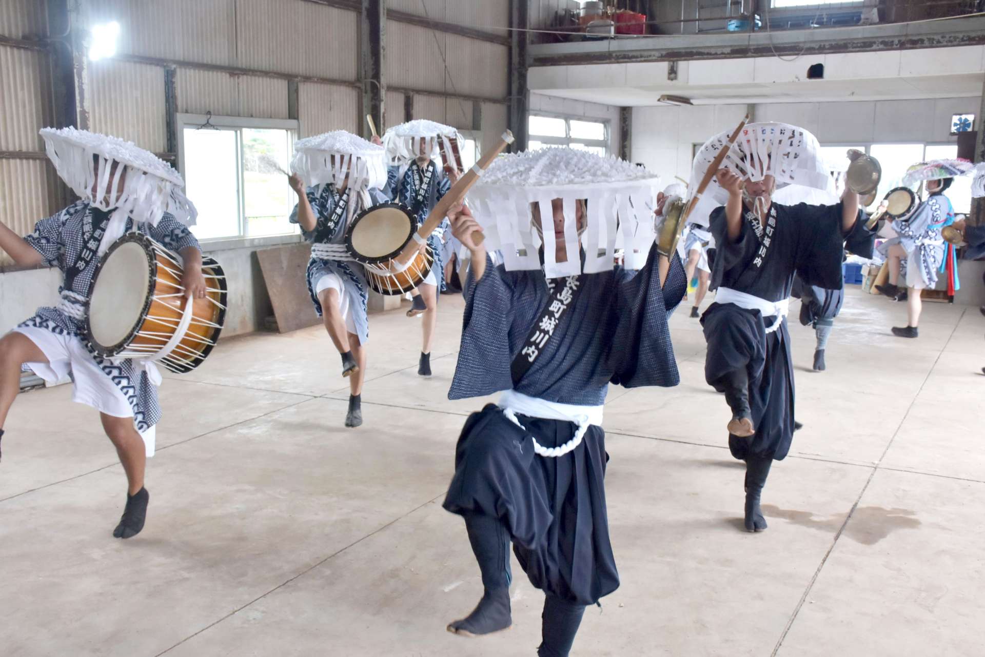 集荷場の中で勇壮な踊りを披露する住民ら＝長島町城川内