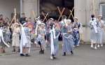 集荷場の前で勇壮な踊りを披露する住民ら＝長島町城川内