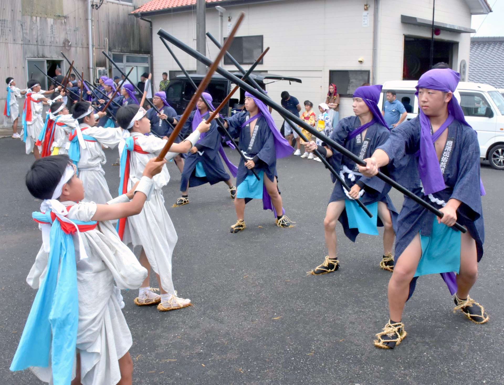 勇壮な踊りを披露する住民ら＝長島町城川内