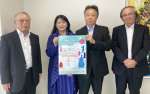 名曲コンサートをＰＲするオペラ協会のメンバー＝鹿児島市の南日本新聞社