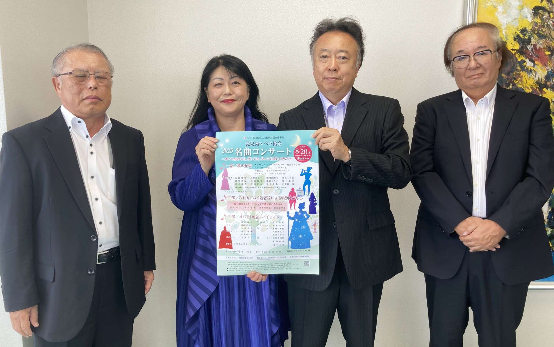 名曲コンサートをＰＲするオペラ協会のメンバー＝鹿児島市の南日本新聞社