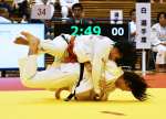 女子６３キロ級個人３回戦、相手を倒す鹿南の福崎＝ジップアリーナ岡山