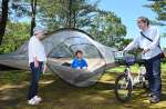 ３方向を木と結び、ハンモックのように浮く空中テント。レンタサイクルの休憩におすすめだ＝南さつま市の吹上浜海浜公園