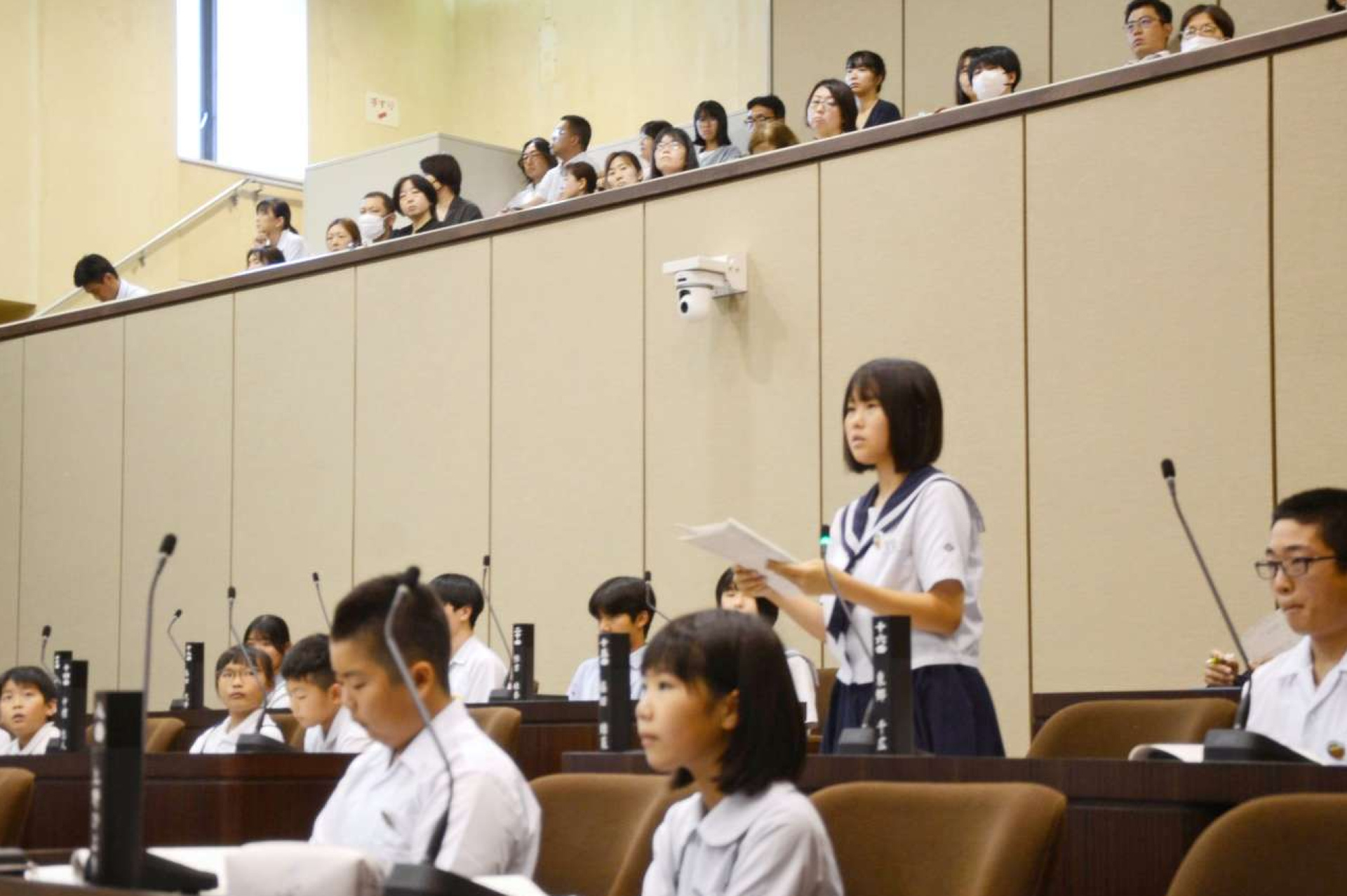 活発に質問や提言する日置市子ども議会＝市議会議場