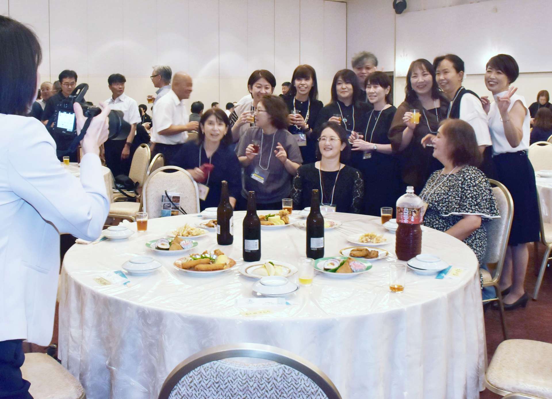 ５年遅れの「５０歳組」レセプションで記念撮影する参加者ら＝阿久根市赤瀬川のＡＢＣパレス