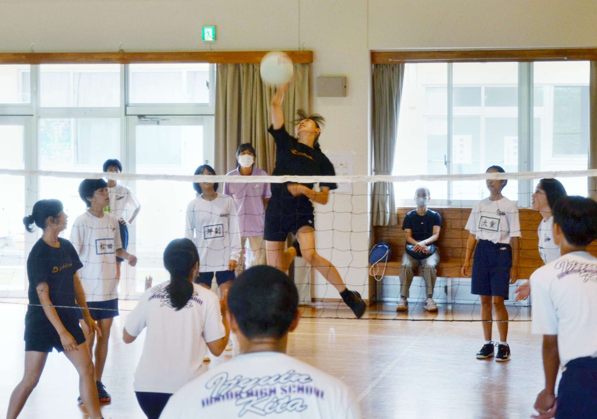熱戦が繰り広げられた中学生のソフトバレー大会＝日置市の妙円寺地域交流センター