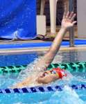 男子２００メートル背泳ぎ決勝で力強く泳ぐ有田悠希（鹿情報）＝広島県ひろしんビッグウェーブ