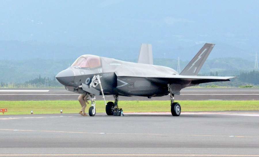 鹿児島空港に緊急着陸したイギリス軍のＦ３５Ｂステルス戦闘機＝１０日午後３時、霧島市の同空港