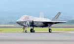 鹿児島空港に緊急着陸したイギリス軍のＦ３５Ｂステルス戦闘機＝１０日午後３時、霧島市の同空港